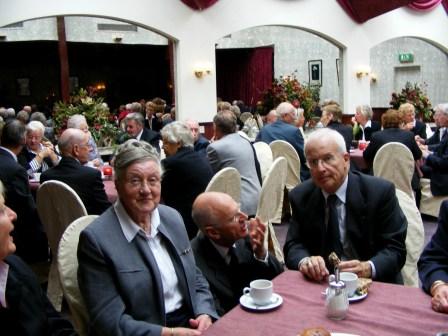 Restaurant te Heino, met koffietafel. Rechts Mr. Frans Roeloffzen jr.